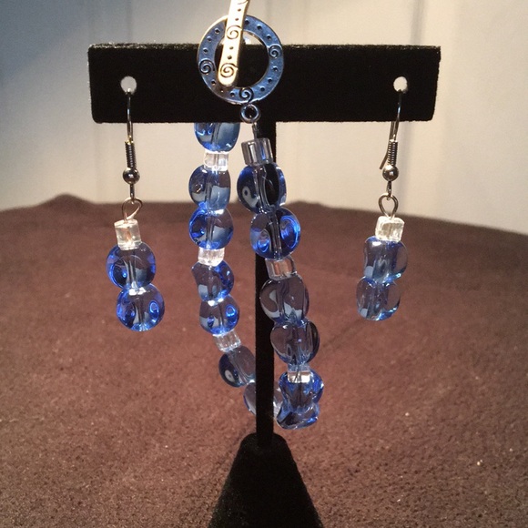 NWOT Clear Blue Bead bracelet and Earrings - Picture 3 of 5
